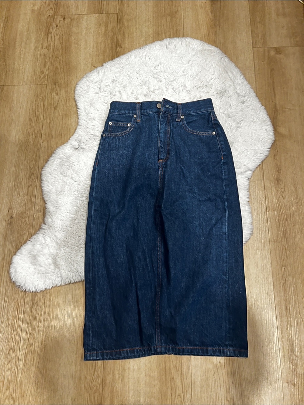 Aritzia 90s Denim Forum Mid Length Skirt Size 23
